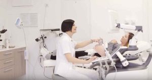 Cervikometrija - dr. Maja Gudelj ovbavlja ultrazvučni pregled na trudnici