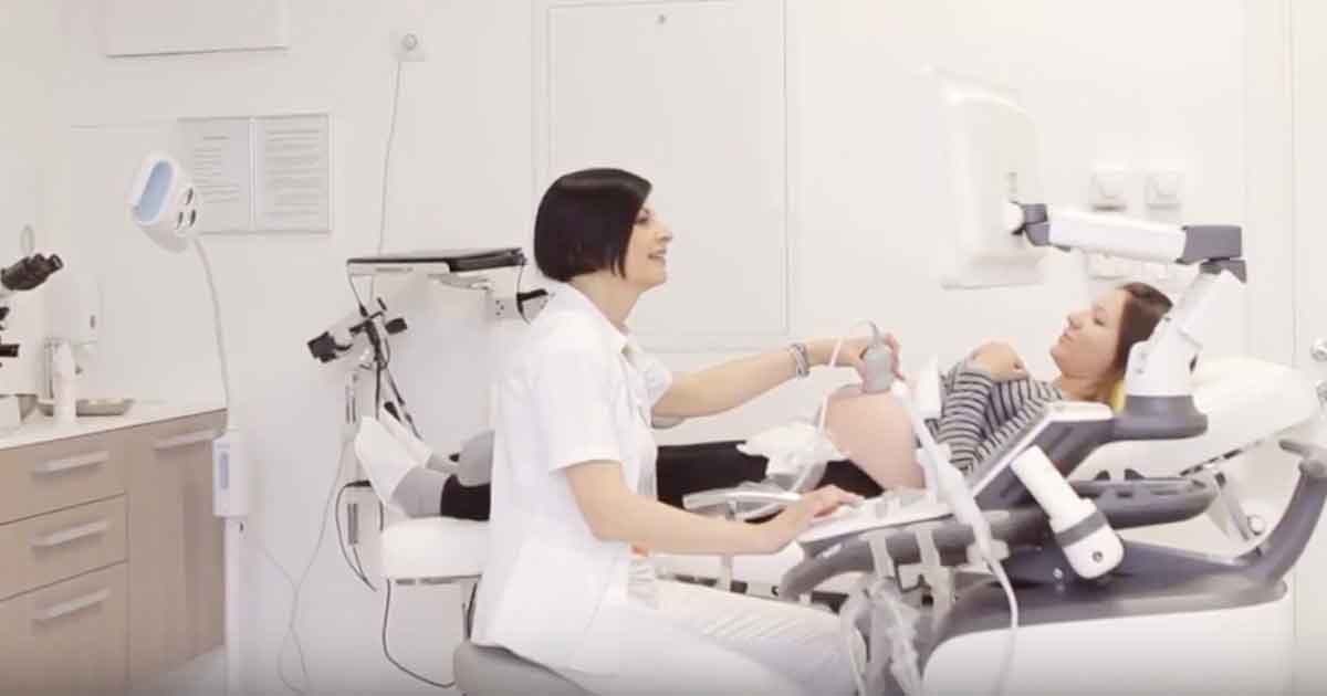 Cervikometrija - dr. Maja Gudelj ovbavlja ultrazvučni pregled na trudnici
