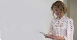 Prvi posjet ginekologu u trudnoći - trudnica posmatra nalaze s osmijehom na licu