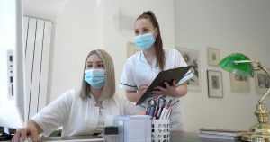 Dvije medicinske sestre u poliklinici Ginecej