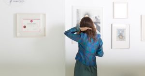 Endometrioza - žena gleda slike na zidu u ordinaciji Poliklinika Ginecej u Zagebu