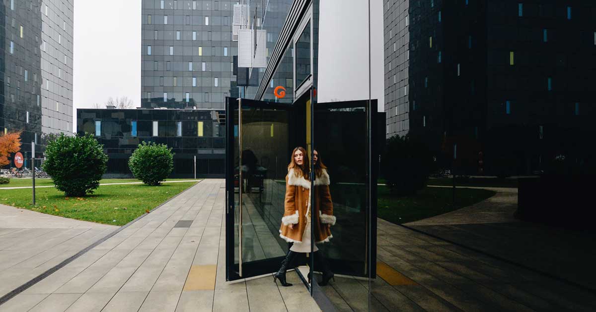 HPV cijepljenje - žena na ulazu u Polikliniku Ginecej u Zagrebu